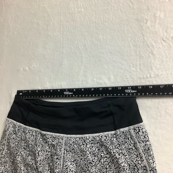 Lululemon Run Times Short (4-way Stretch 4") Daisy White Black / Black Sz 6 - Picture 10 of 11
